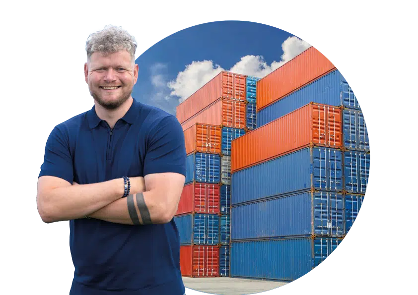 Medewerker van Cleve & Zonen bij zeecontainers in Rotterdam