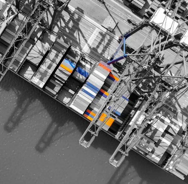 Containerschip wordt geladen aan de kade